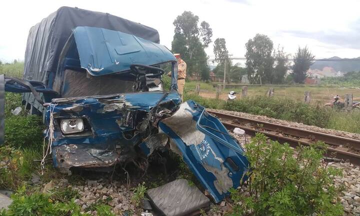 Xe tải va chạm tàu hỏa, tài xế và phụ xe nguy kịch