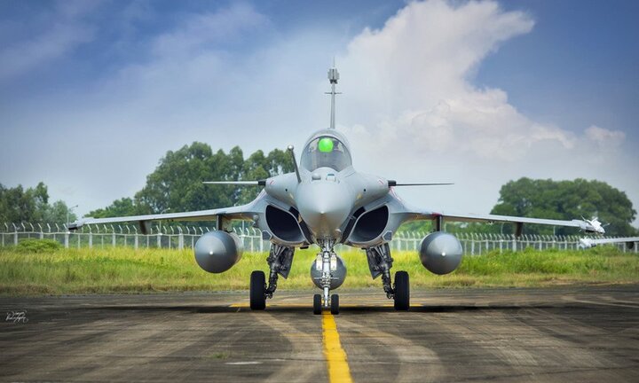 Tiêm kích Rafale Pháp đáp xuống Nội Bài trong lần đầu tới thăm Việt Nam