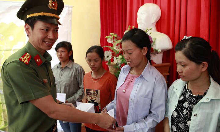 Món quà nghĩa tình của chiến sỹ An ninh tặng học sinh Yên Bái sau lũ