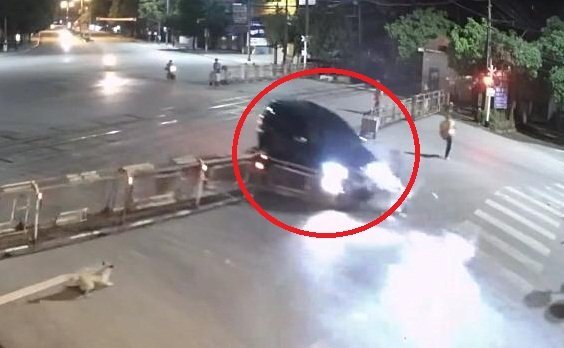 Clip: Ô tô điên lao như tên lửa, húc văng thanh chắn tàu ở Thanh Hóa
