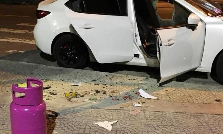 Bị đuổi khỏi quán bar, gã côn đồ đập phá ô tô, cướp xe máy của tài xế GrabBike