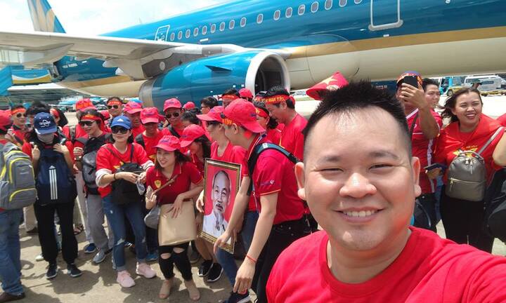 Cổ động viên hát Quốc ca trên chuyến bay sang Indonesia cổ vũ đội tuyển U23 Việt Nam