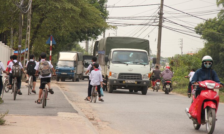 Tránh trạm BOT, xe tải chạy rầm rập trên đường làng, dân nơm nớp lo sợ