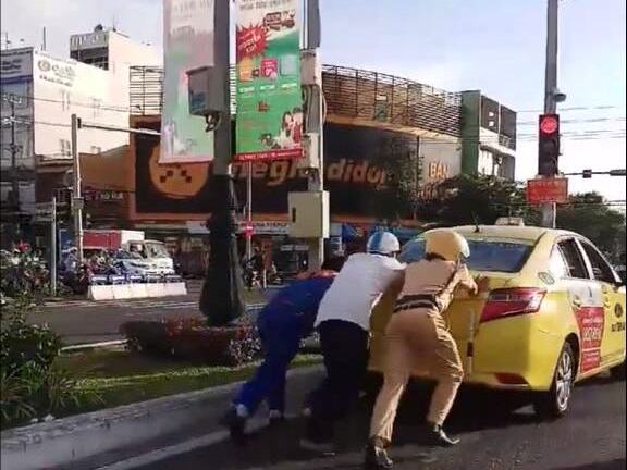 CSGT oằn lưng đẩy taxi chết máy, cộng đồng mạng không ngớt bình luận ngợi khen