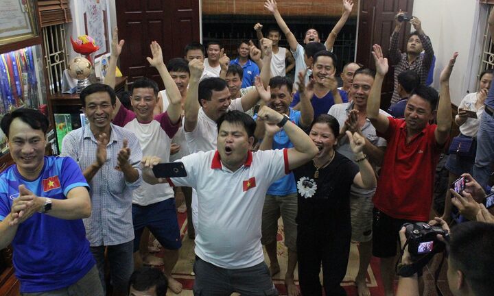 Gia đình Quang Hải, Bùi Tiến Dũng ăn mừng chiến thắng của U23 Việt Nam thế nào?