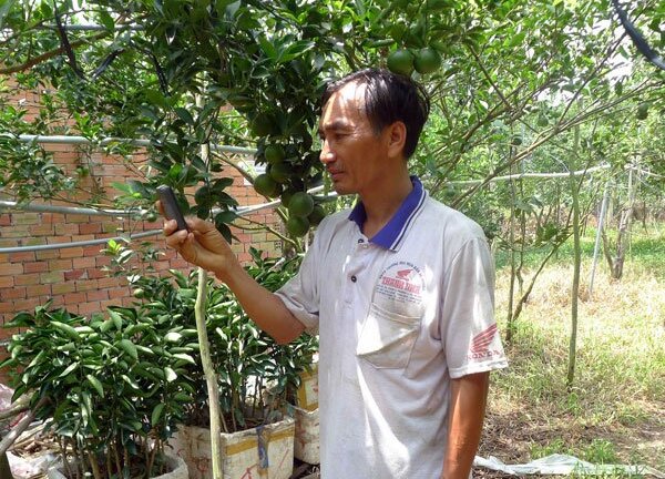 Người nông dân học hết lớp 9 và hệ thống phun thuốc, tưới cây tự động chỉ bằng một chiếc điện thoại