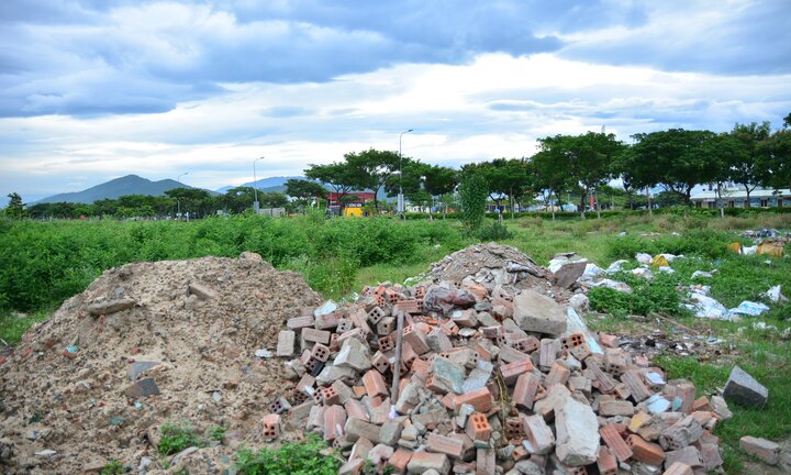 Núi phế thải dưới chân cầu vượt vừa được dọn lại mọc thêm đồi rác khác ở Đà Nẵng