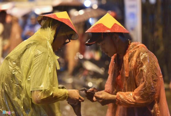 Đội mưa cổ vũ chiến thắng của đội tuyển Olympic Việt Nam, làm sao để không bị cảm lạnh