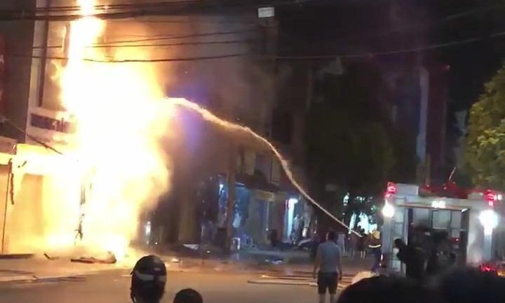 Clip: Hiện trường cửa hàng ở Thanh Hóa cháy ngùn ngụt, lính cứu hỏa căng mình dập lửa