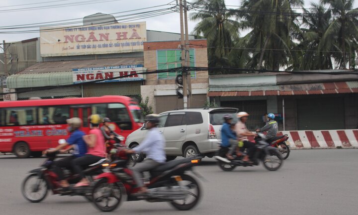 Trạm thu phí đặt không hợp lý, giao thông hỗn loạn trên quốc lộ 13