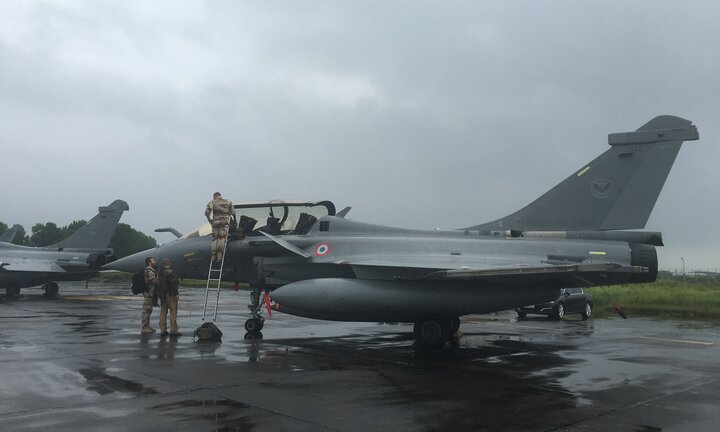 Ảnh, video: Đoàn không quân Pháp giới thiệu dàn máy bay hiện đại tham gia chiến dịch PEGASE