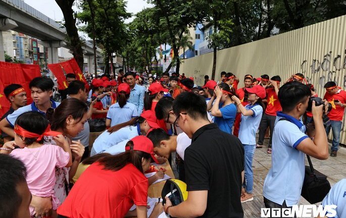Video: Hàng trăm CĐV xếp hàng lấy áo, băng rôn miễn phí cổ vũ cho Olympic Việt Nam