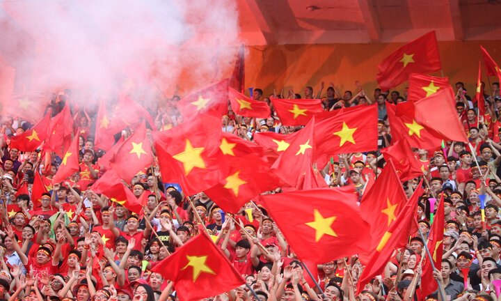 Video: Olympic Việt Nam thua cuộc, CĐV Hà Nội vẫn ăn mừng nhiệt tình trong cơn mưa tầm tã