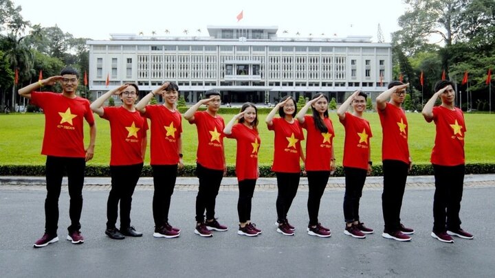 Ấn tượng bộ ảnh ‘Quốc kỳ ôm trọn Việt Nam’ của đoàn đại biểu SSEAYP