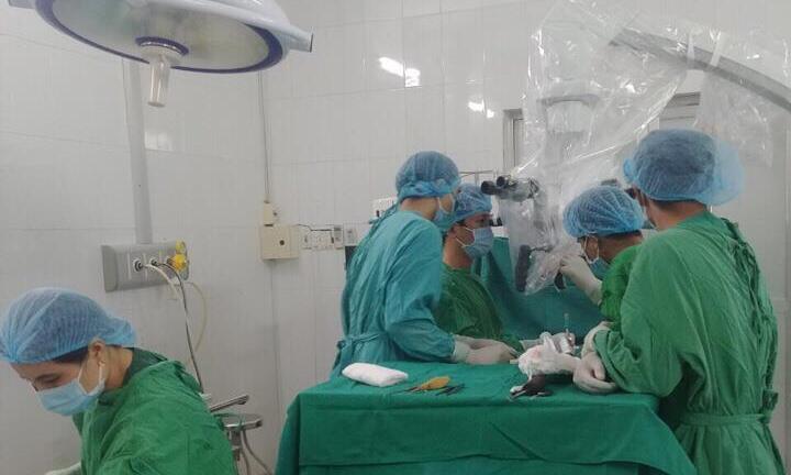 Phẫu thuật khối u tủy sống hiếm gặp, cứu người đàn ông thoát khỏi bại liệt toàn thân