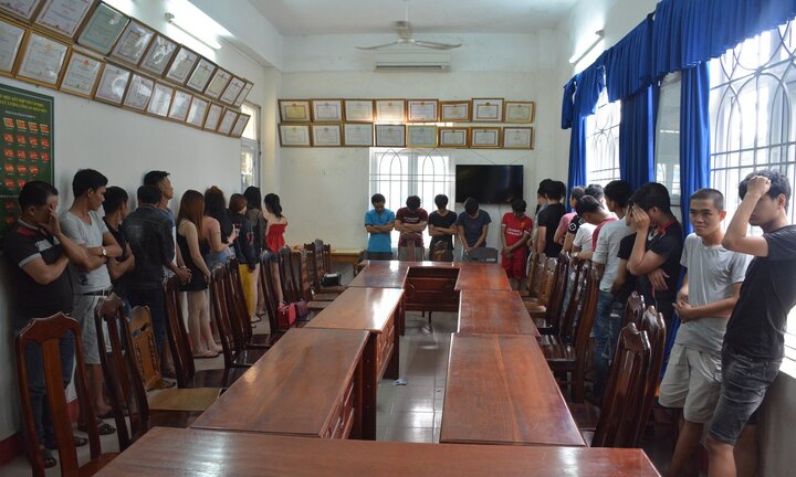 Kiểm tra quán karaoke, Công an Quảng Nam bắt quả tang 34 con nghiện đang phê ma túy