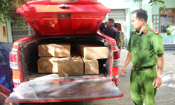 Bắt giữ xe ô tô vận chuyển gỗ lậu trong đêm ở Quảng Nam