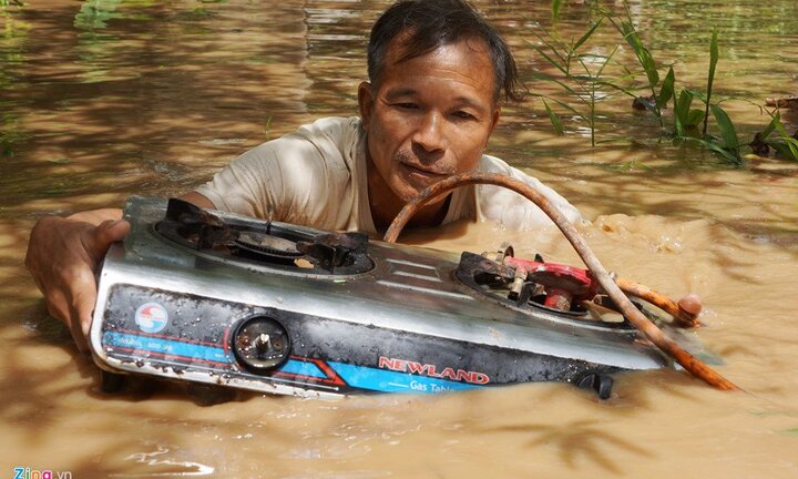 Thanh Hóa: Nước lũ lên ầm ầm, cả xóm tháo chạy không kịp mang theo tài sản