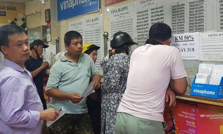 Nhà mạng lớn đồng loạt khuyến mại 50%, dân đổ xô đi mua thẻ nạp cuối ngày