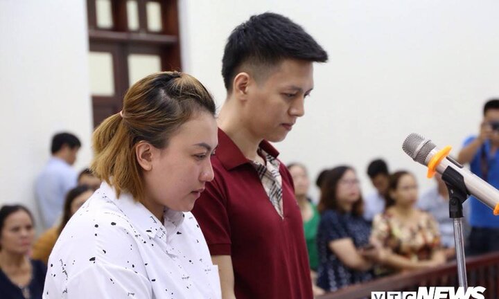 Clip: Bố và mẹ kế bạo hành làm con 10 tuổi gãy 5 xương sườn trả giá