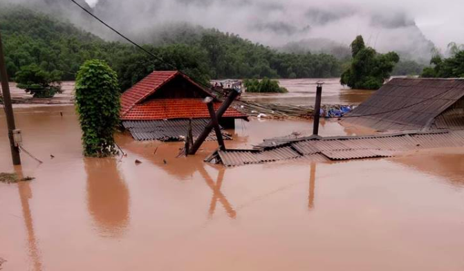 Mưa ngớt, nước lũ vẫn ngập mái nhà ở Thanh Hoá
