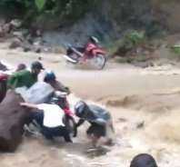 Thót tim cảnh cô giáo mầm non ở Yên Bái vượt dòng lũ chảy xiết