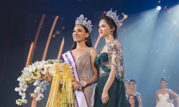 Hoa hậu Hương Giang quyến rũ, đọ sắc bên tân Hoa hậu Chuyển giới Thái Lan