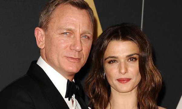 Mỹ nhân 'Xác ướp Ai Cập' sinh con cho tài tử James Bond ở tuổi 48