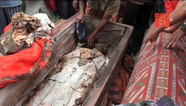 Video: Kinh hãi lễ hội diễu hành xác chết ở Indonesia