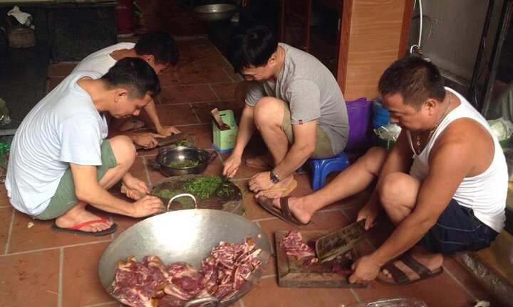 Video: Bố mẹ cầu thủ Quang hải dựng rạp, mổ hoẵng tiếp đãi CĐV tới cổ vũ