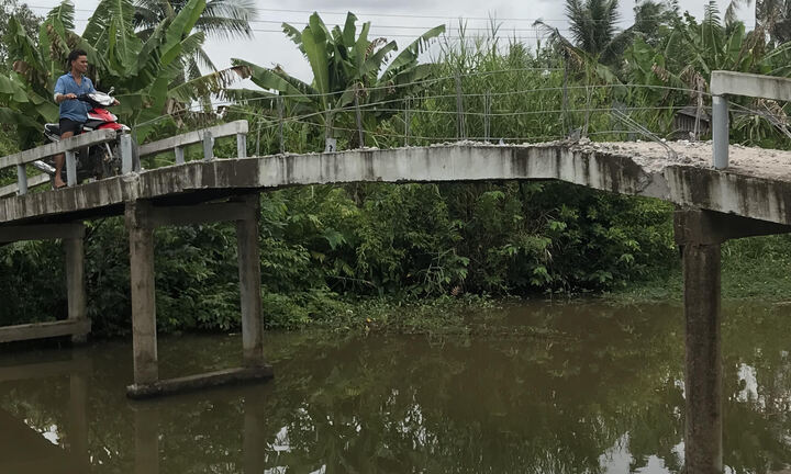 Nửa đêm, người đàn ông dẫn con trai và cháu nội đi đập phá cầu từ thiện