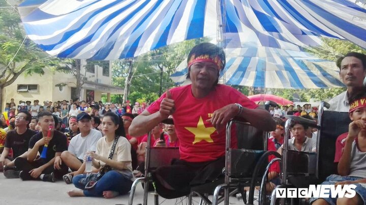 Ảnh: Bệnh nhân ở Huế trốn viện cổ vũ Olympic Việt Nam