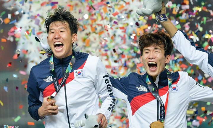 Son Heung-min cầm cờ Hàn Quốc, nhảy sung sướng khi nhận HCV