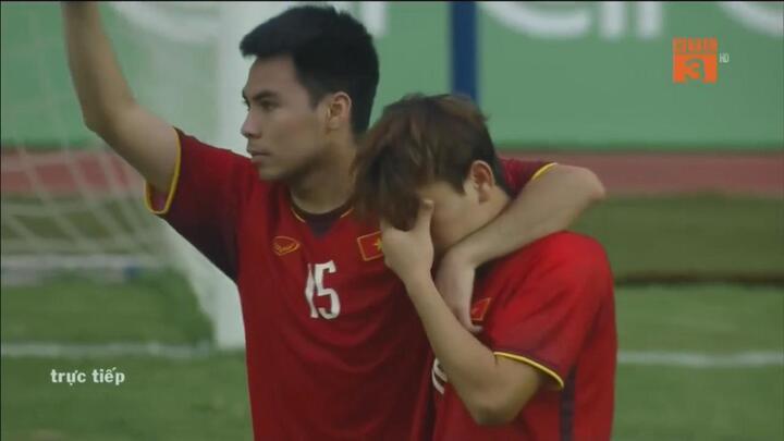 Clip: Khoảnh khắc Đức Huy an ủi Minh Vương trên sân gây sốt mạng xã hội