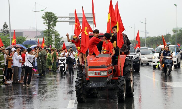 Người hâm mộ lái máy cày đi đón Olympic Việt Nam