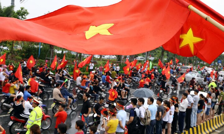 Hàng ngàn người hâm mộ đội mưa đợi Olympic Việt Nam nhưng 'việt vị'