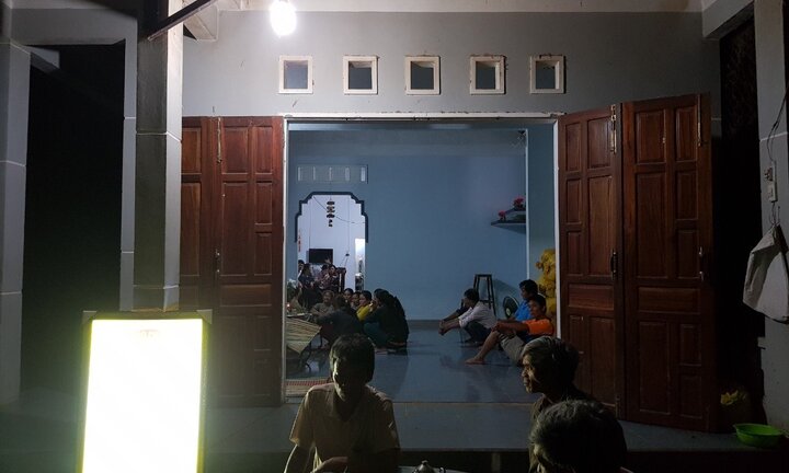 Đang gặt lúa, 2 cha con bị sét đánh thương vong