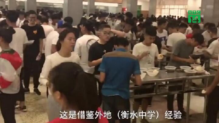 Nội quy lạ đời: Trường bắt học sinh đứng ăn để dành thời gian học