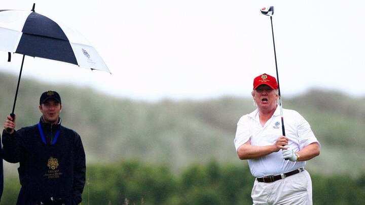 Đi chơi golf trong lúc lễ tang ông McCain đang diễn ra, Tổng thống Trump bị chỉ trích dữ dội