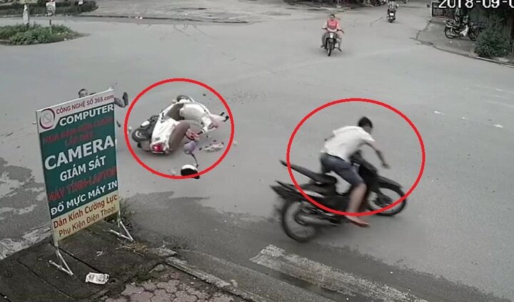 Clip: 2 xe máy sang đường như trong sân nhà, tông nhau văng xa giữa ngã tư