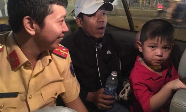 Cảnh sát giao thông ở TP.HCM tìm người thân giúp bé trai 5 tuổi đi lạc