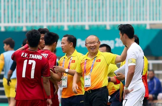 HLV Park Hang Seo lý giải 'nụ cười bí hiểm' và cái xoa đầu Son Heung Min