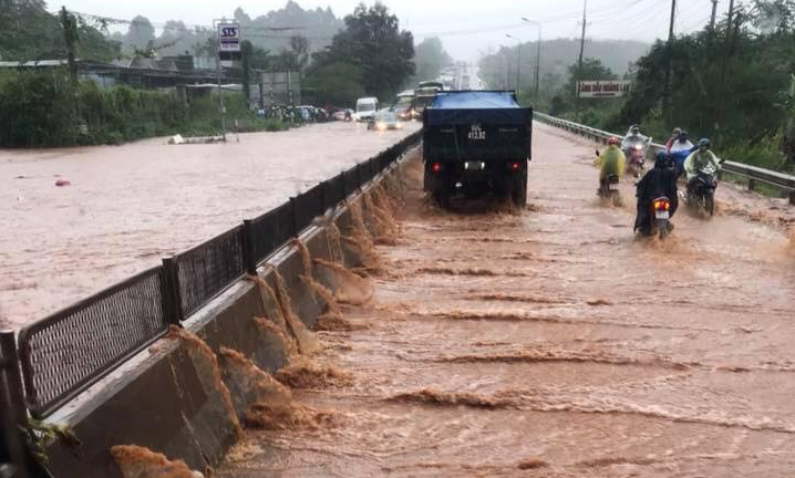 Sau cơn mưa lớn, quốc lộ 1A qua Đồng Nai hỗn loạn