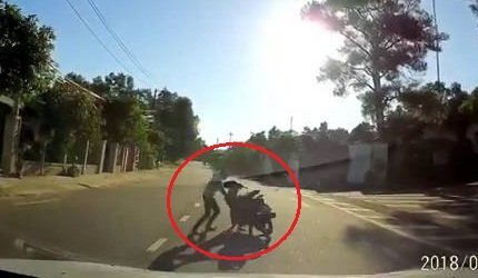 Clip: Áo chống nắng cuốn vào xe máy, cháu bé ngã chúi đầu xuống đất