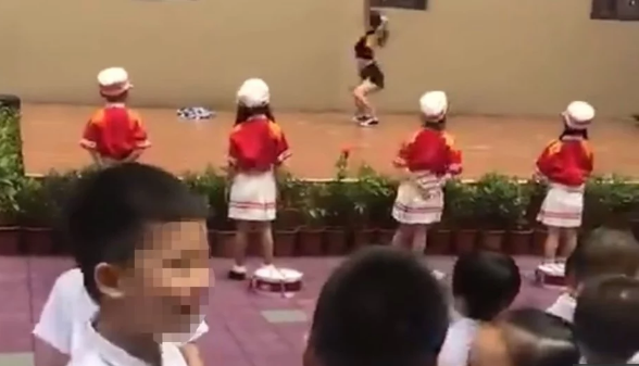 Mời vũ công biểu diễn múa cột trong ngày khai giảng, trường mẫu giáo bị chỉ trích dữ dội