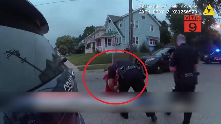 Clip cảnh sát Mỹ chĩa súng, còng tay bé trai 13 tuổi khiến dư luận dậy sóng