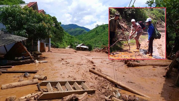 Máy múc đưa giáo viên qua điểm sạt lở đến trường ở Thanh Hóa