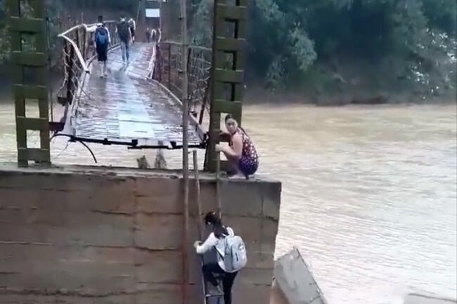Clip: Thót tim xem học sinh ở Phú Thọ leo thang lên cây cầu chờ sập để đi học