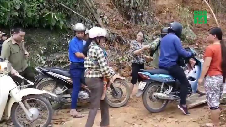 Clip dân kê ván, thu 10.000 đồng/xe qua vùng sạt lở ở Yên Bái gây tranh cãi