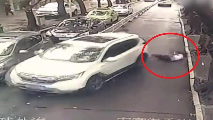 Clip: Ô tô 'điên' lùi húc người đi bộ ngã văng thảm khốc